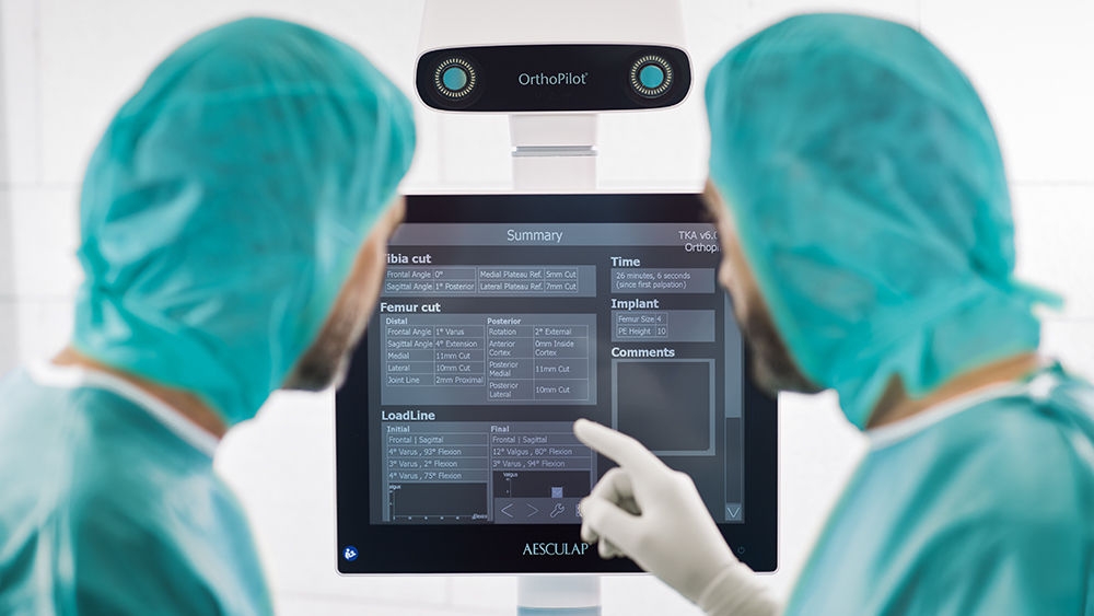 Surgeons works with OrthoPilot® Elite navigation system