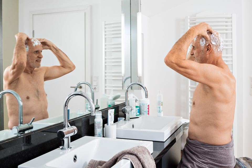 prontoderm-elderly-man-washing.tif