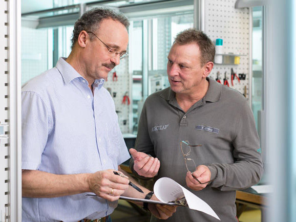 Two male employess of the Aesculap Technical Service in discussion